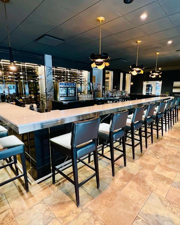 Hotel & Suites Le Dauphin Drummondville Exteriör bild